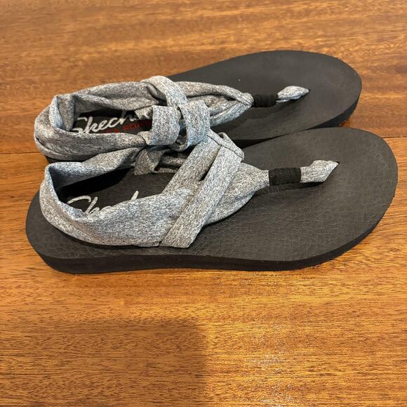 Skechers Sandals Womens Size 8 Gray Black Yoga Foam Fabric Strap Thong Wrap - Picture 3 of 9